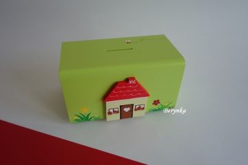 Dřevěná pokladnička s domečkem