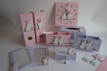 Dekorace se zajíčky v trávě