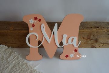 Dřevěné písmeno se jménem a kytičkami