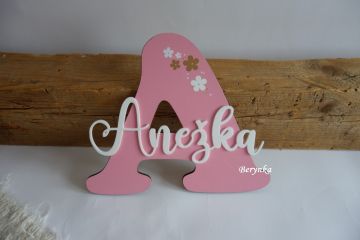 Dřevěné písmeno se jménem a kytičkami