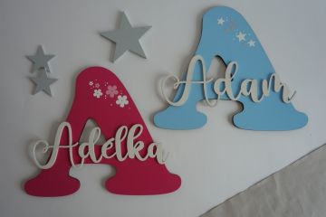 Dřevěné písmeno se jménem a kytičkami