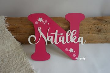 Dřevěné písmeno se jménem a kytičkami