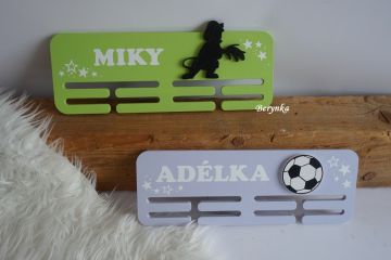 Věšák na medaile s hasičem