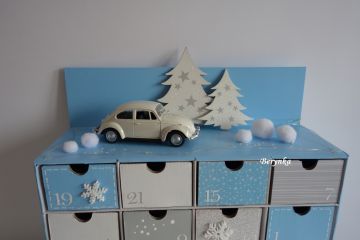 Adventní kalendář modro-šedý s plechovým autíčkem