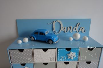 Adventní kalendář modro-šedý s plechovým autíčkem