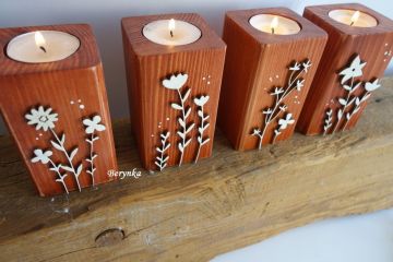 Dřevěné svícny s kyttičkami - různé barvy