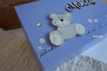 Dřevěná bedýnka s vyřezaným jménem a medvídkem - pro kluky