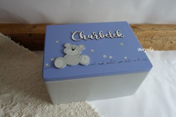 Dřevěná bedýnka s vyřezaným jménem a medvídkem - pro kluky