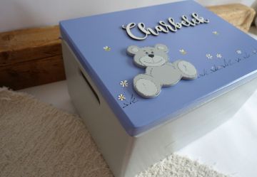 Dřevěná bedýnka s vyřezaným jménem a medvídkem - pro kluky