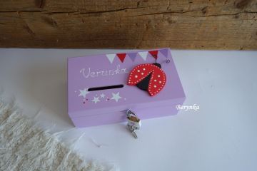 Dřevěná pokladnička s beruškou