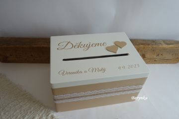 Svatební bedýnka s krajkou a srdíčky