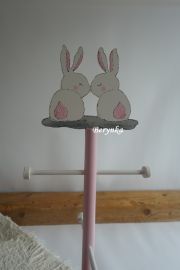 Věšák - němý sluha se zajíčky