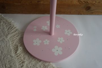 Věšák - němý sluha se zajíčky