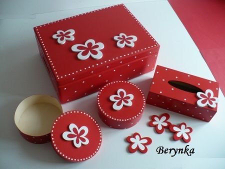 Dřevěné dekorace - červená a bílá