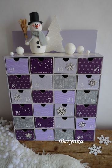 Adventní kalendář fialovo-stříbrný se sněhulákem