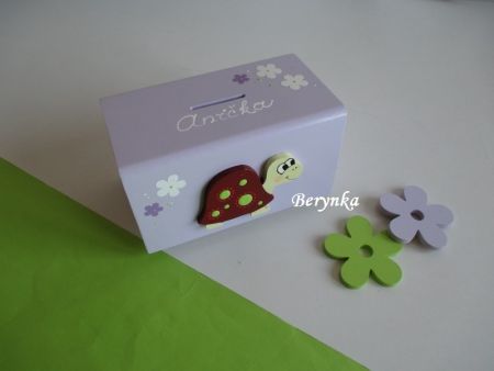 Dřevěná pokladnička se želvičkou