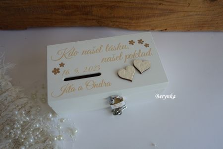 Dřevěná pokladnička se srdíčky a se zámečkem