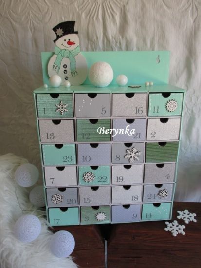 Adventní kalendář mátovo-šedý se sněhulákem