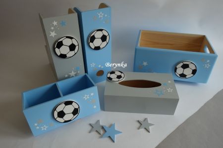 Dřevěné dekorace s fotbalovým míčem