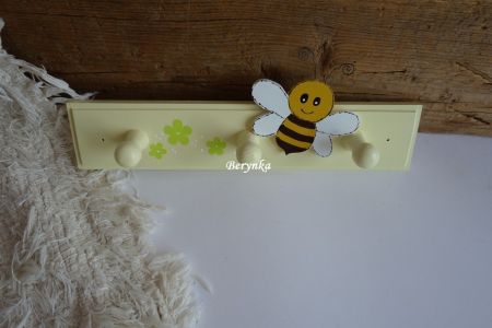 Dětský věšák se včelkou