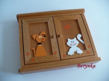 Dřevěná skříňka na klíče s kočičkou a pejskem