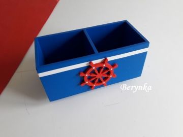 Dřevěný stojánek na tužky s kormidlem