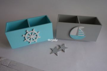 Dřevěný stojánek na tužky s kormidlem