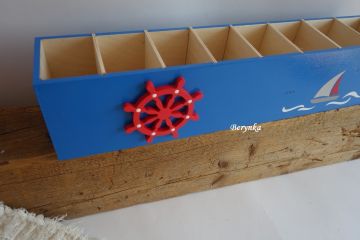 Dřevěný stojánek na tužky s kormidlem