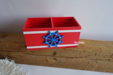 Dřevěný stojánek na tužky s kormidlem