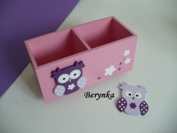 Dřevěný stojánek na tužky se sovičkou