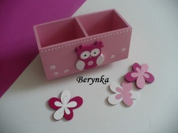 Dřevěný stojánek na tužky se sovičkou