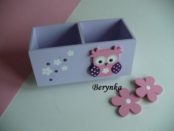 Dřevěný stojánek na tužky se sovičkou