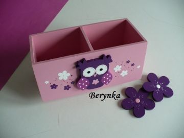 Dřevěný stojánek na tužky se sovičkou