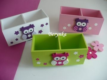 Dřevěný stojánek na tužky se sovičkou