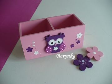 Dřevěný stojánek na tužky se sovičkou