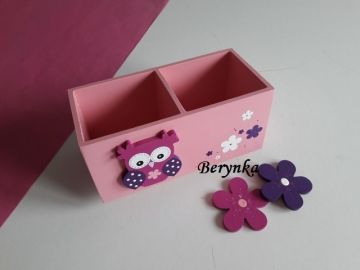 Dřevěný stojánek na tužky se sovičkou