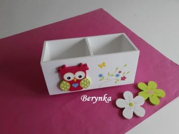 Dřevěný stojánek na tužky se sovičkou