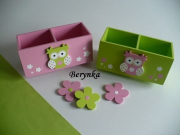 Dřevěný stojánek na tužky se sovičkou