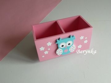 Dřevěný stojánek na tužky se sovičkou