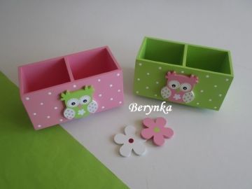 Dřevěný stojánek na tužky se sovičkou