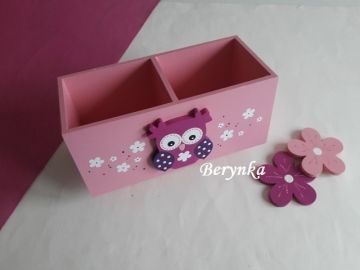 Dřevěný stojánek na tužky se sovičkou