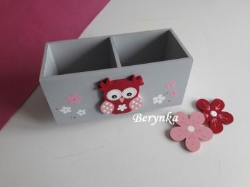 Dřevěný stojánek na tužky se sovičkou
