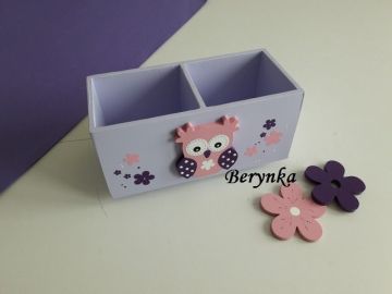 Dřevěný stojánek na tužky se sovičkou