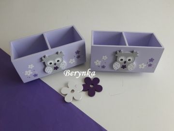 Dřevěný stojánek na tužky se sovičkou