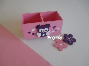 Dřevěný stojánek na tužky se sovičkou