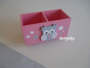 Dřevěný stojánek na tužky se sovičkou