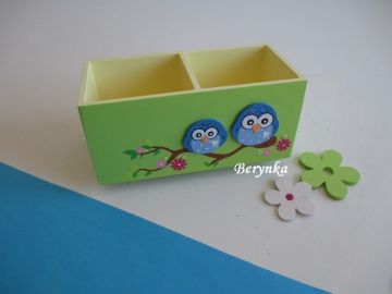 Dřevěný stojánek na tužky se sovičkou