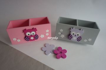 Dřevěný stojánek na tužky se sovičkou