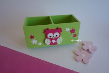 Dřevěný stojánek na tužky se sovičkou