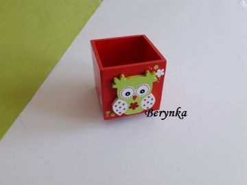 Dřevěný stojánek na tužky se sovičkou